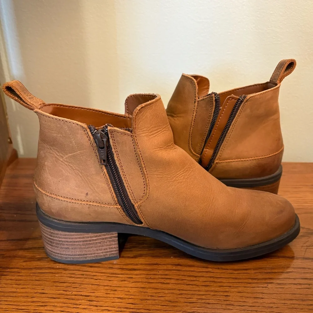 Women’s Clark’s Boot - Picture 2 of 4